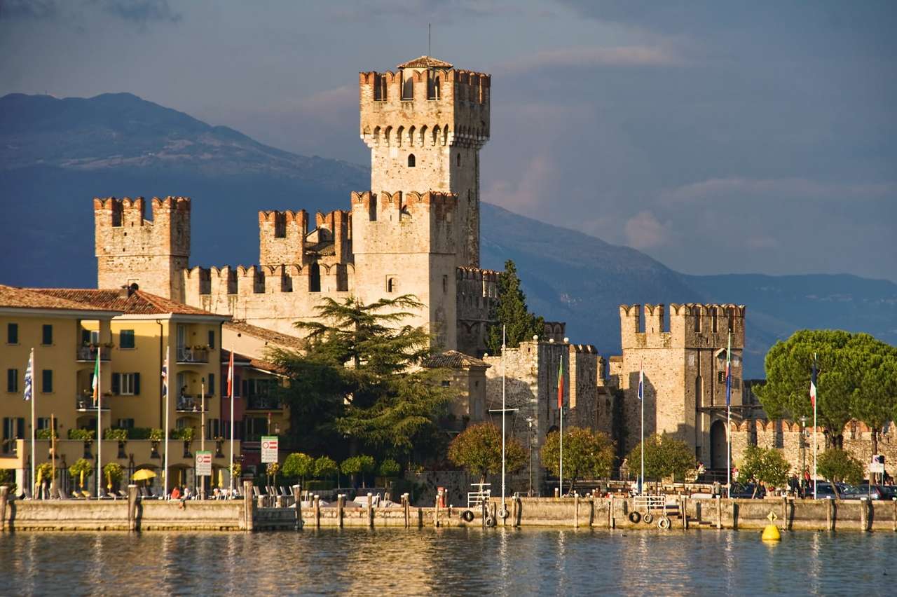 Castillo de Scaliger en Sirmione (Italia) puzzle online a partir de foto