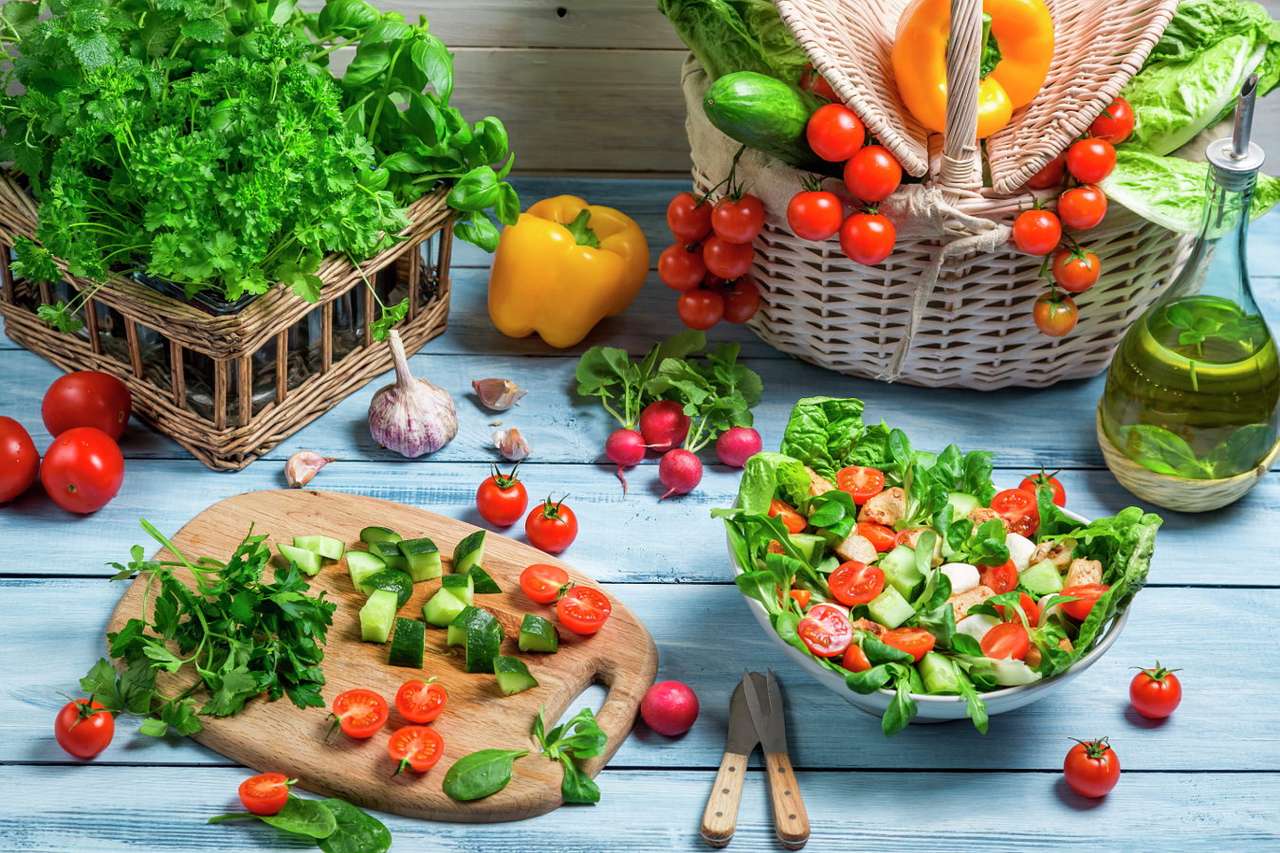 Salát z čerstvé zeleniny puzzle online z fotografie