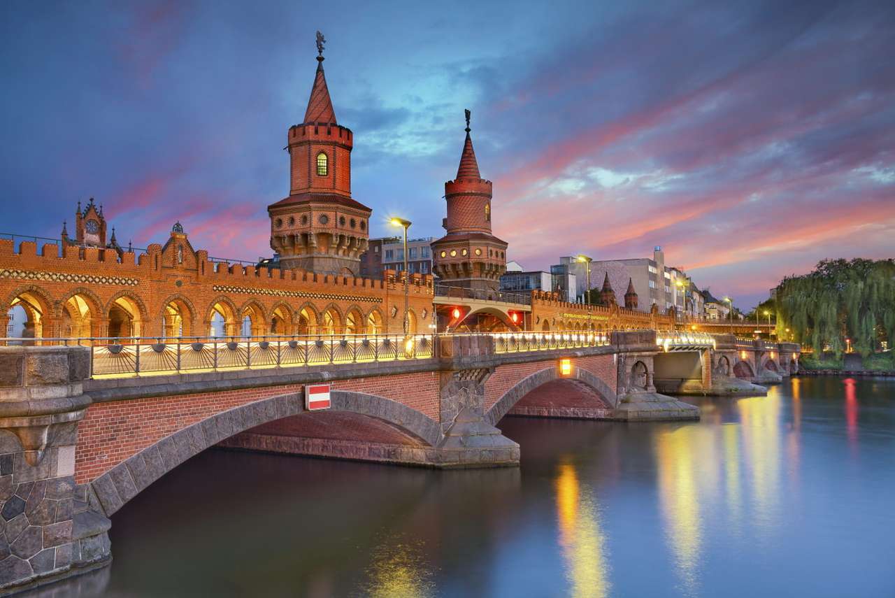 Oberbaum bridge in Berlin (Germany) puzzle online from photo