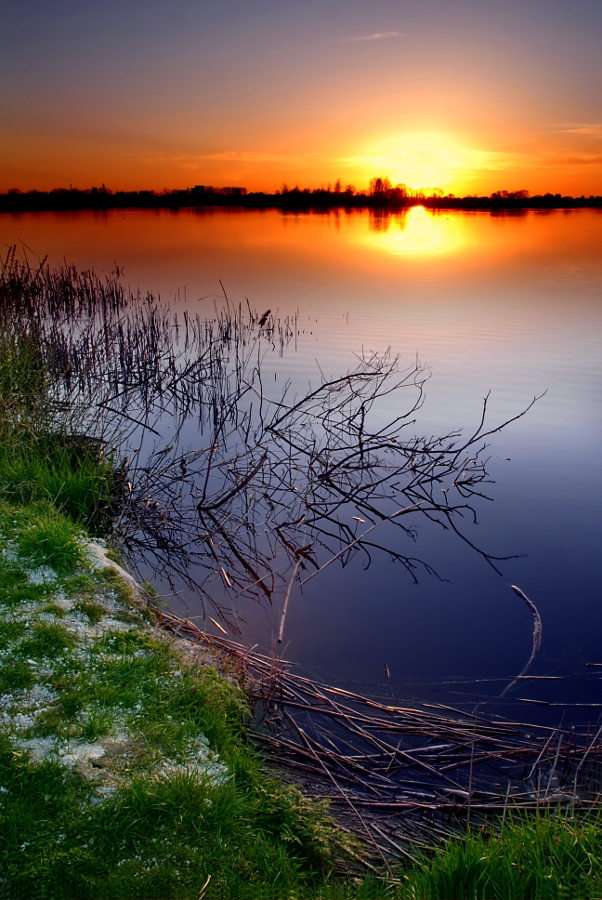 Solnedgång över sjön Pussel online