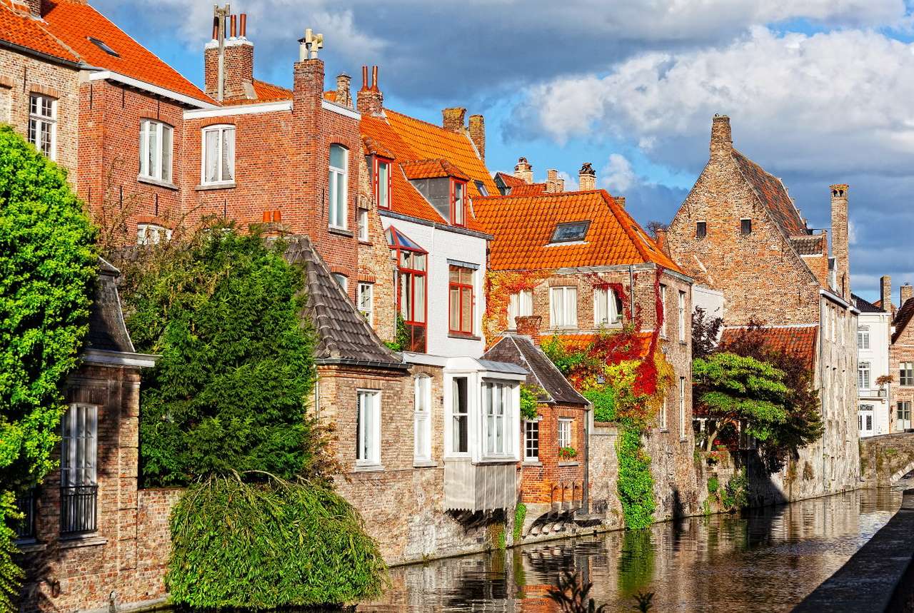 Bérházak a csatornán Brugesben (Belgium) puzzle online fotóról