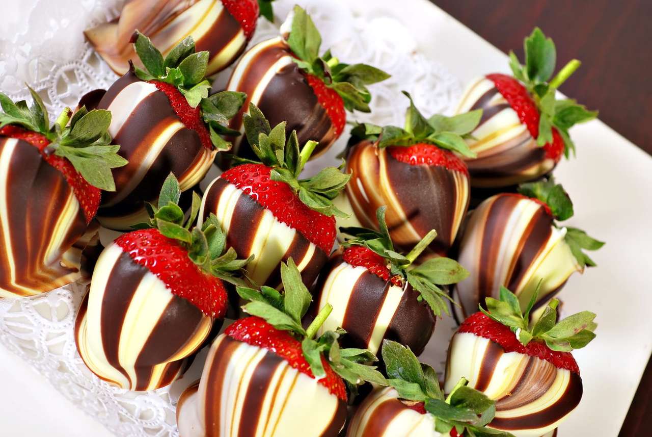 Aardbeien in witte en donkere chocolade puzzel online van foto