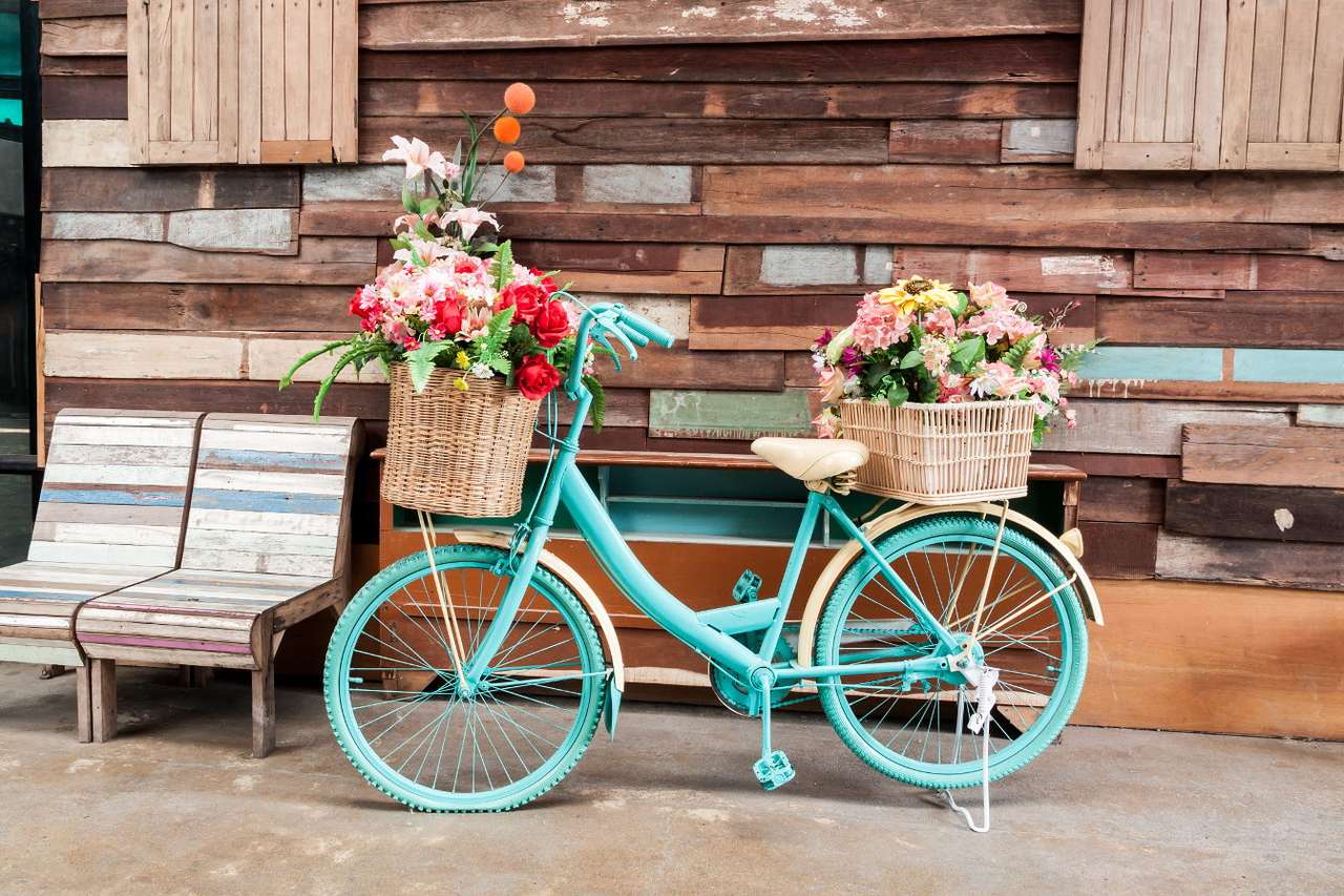 Egy régi kerékpár, mint egy virágágyás kirakós játék
