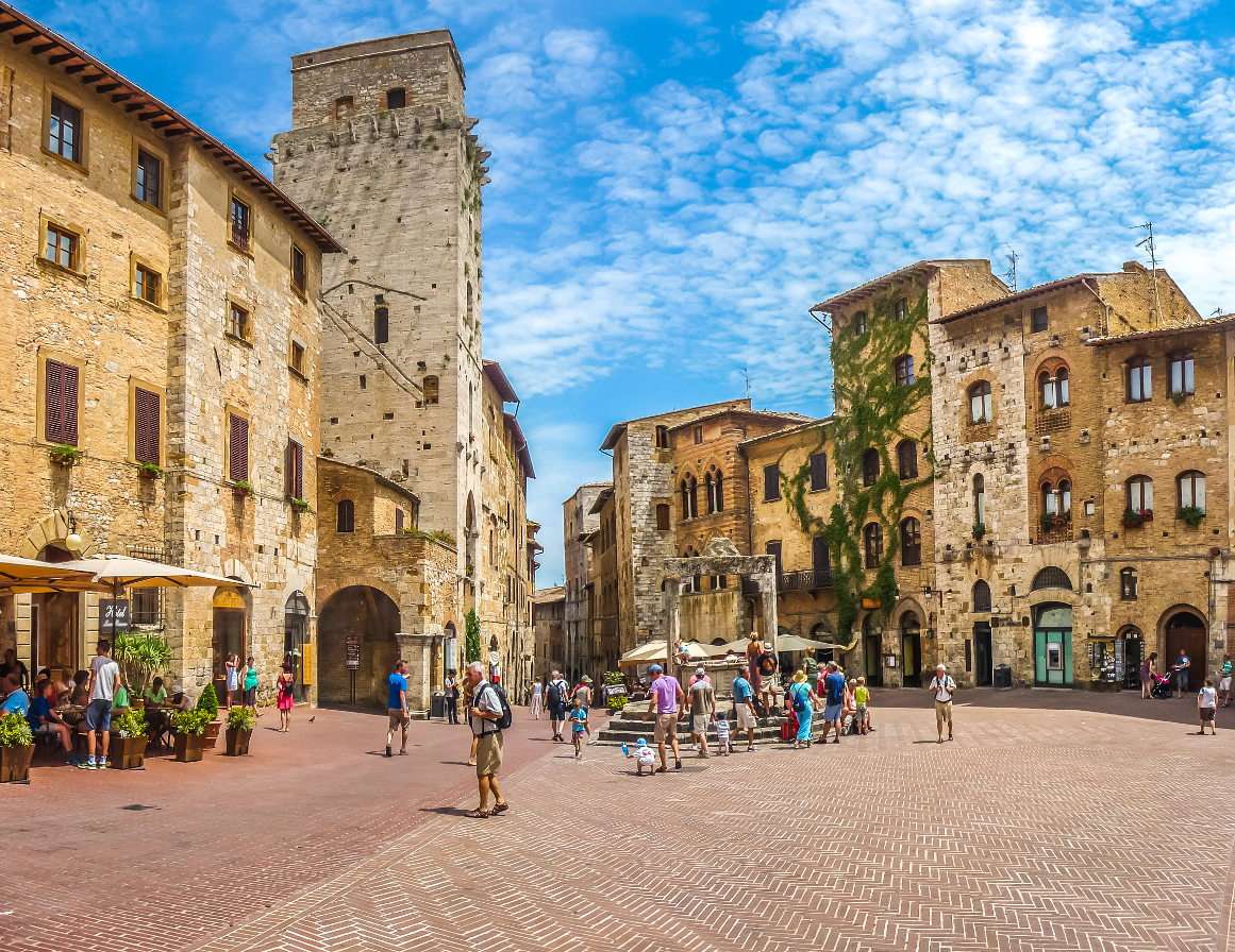 Piazza della Cisterna à San Gimignano (Italie) puzzle en ligne à partir d'une photo