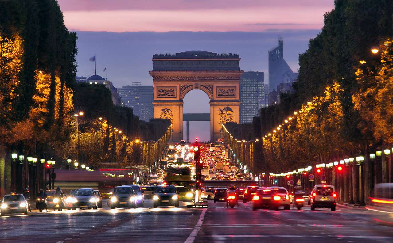 L'avenue des Champs-Élysées après la tombée de la nuit (Paris) puzzle en ligne à partir d'une photo