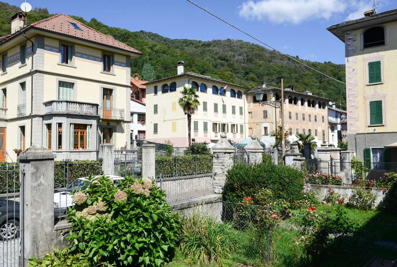 Nájemní domy v Civiasco (Itálie) puzzle online z fotografie