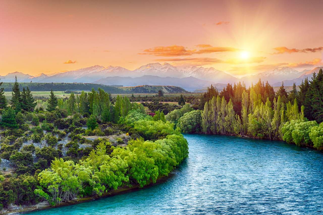 Solnedgång på floden Clutha vid foten av södra Alperna (Nya Zeeland) Pussel online