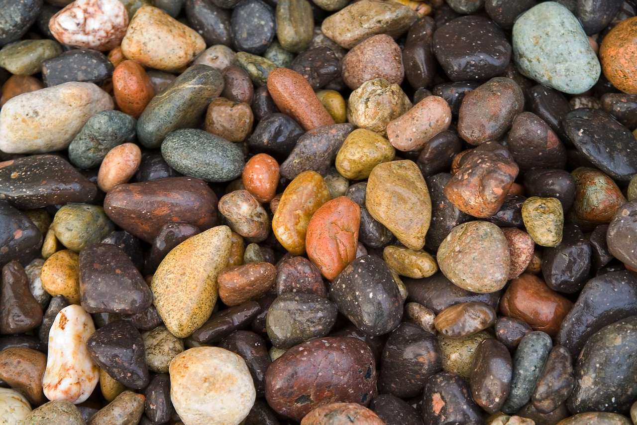 Pedras molhadas na praia puzzle online