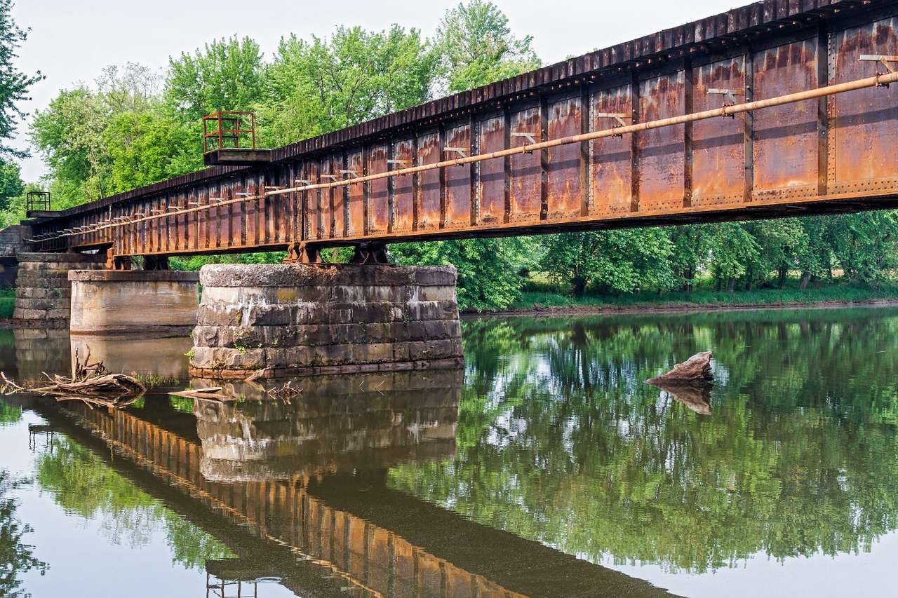 Rezavý železniční most na zátoce Middle Island Creek (USA) puzzle online z fotografie