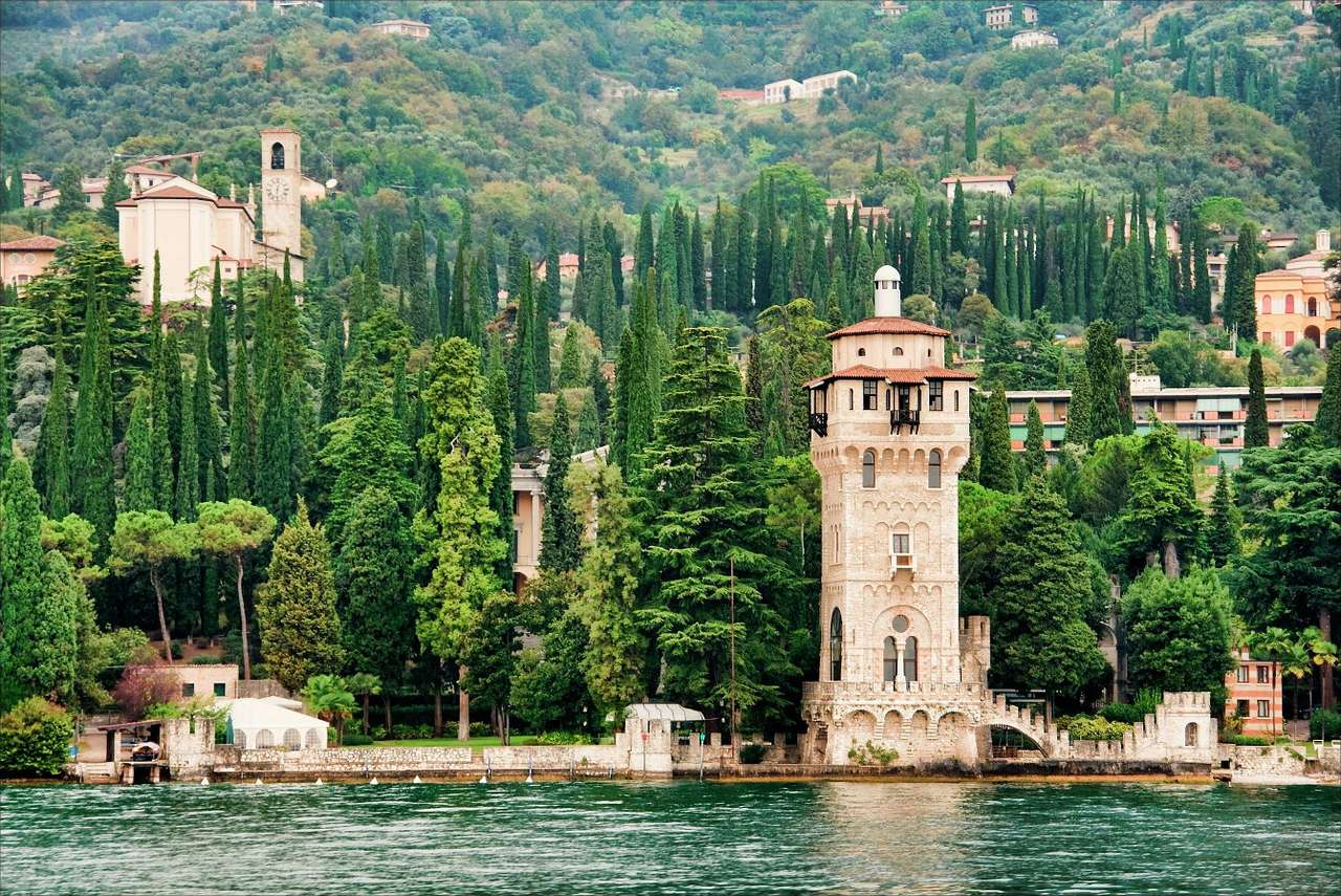 Far de pe Lacul Garda (Italia) puzzle din fotografie