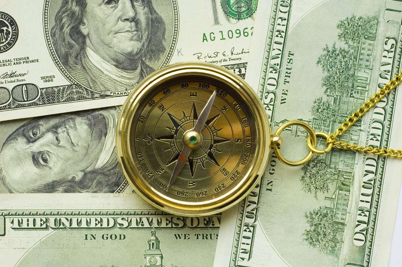 Alter Kompass, der auf Dollarnoten liegt Online-Puzzle