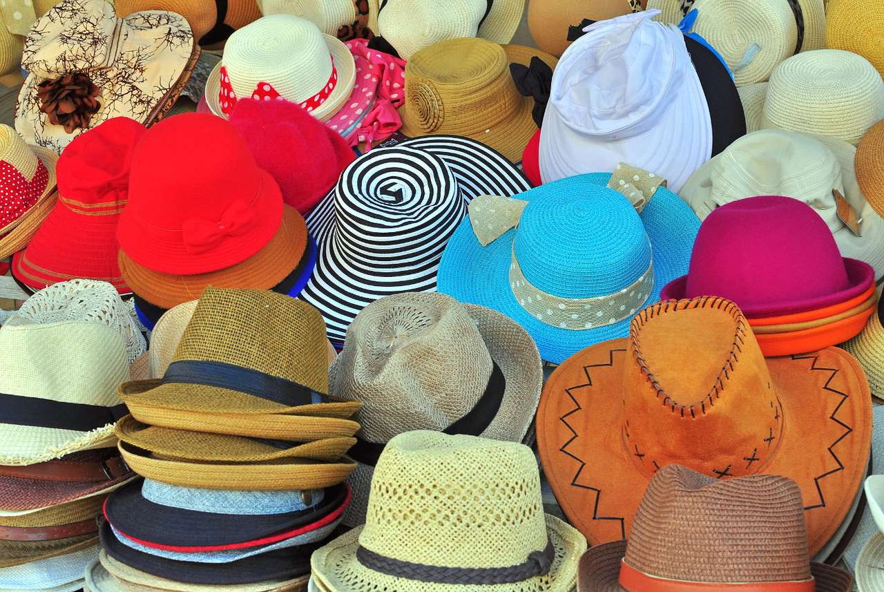 Různé klobouky na stánku na trhu puzzle online z fotografie