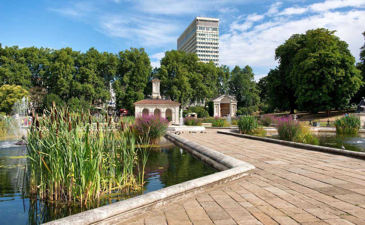 Italská zahrada v Hyde Parku v Londýně (Spojené království) online puzzle