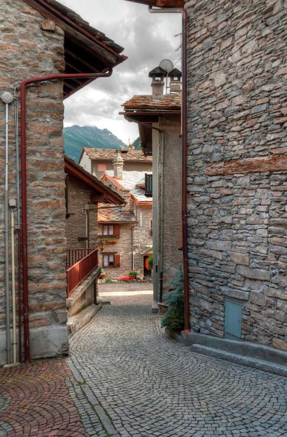 Calle angosta en el pueblo de Verrand en el Valle de Aosta (Italia) rompecabezas