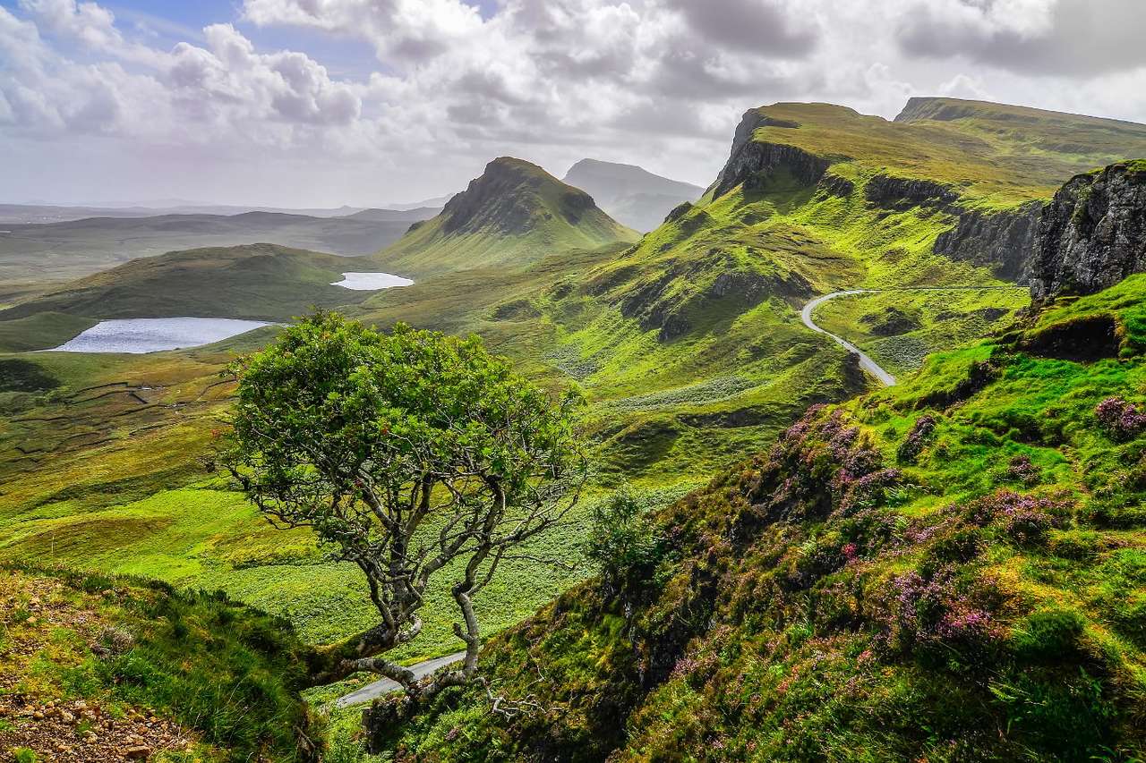 Quiraing Hill na Ilha de Skye (Reino Unido) puzzle online a partir de fotografia