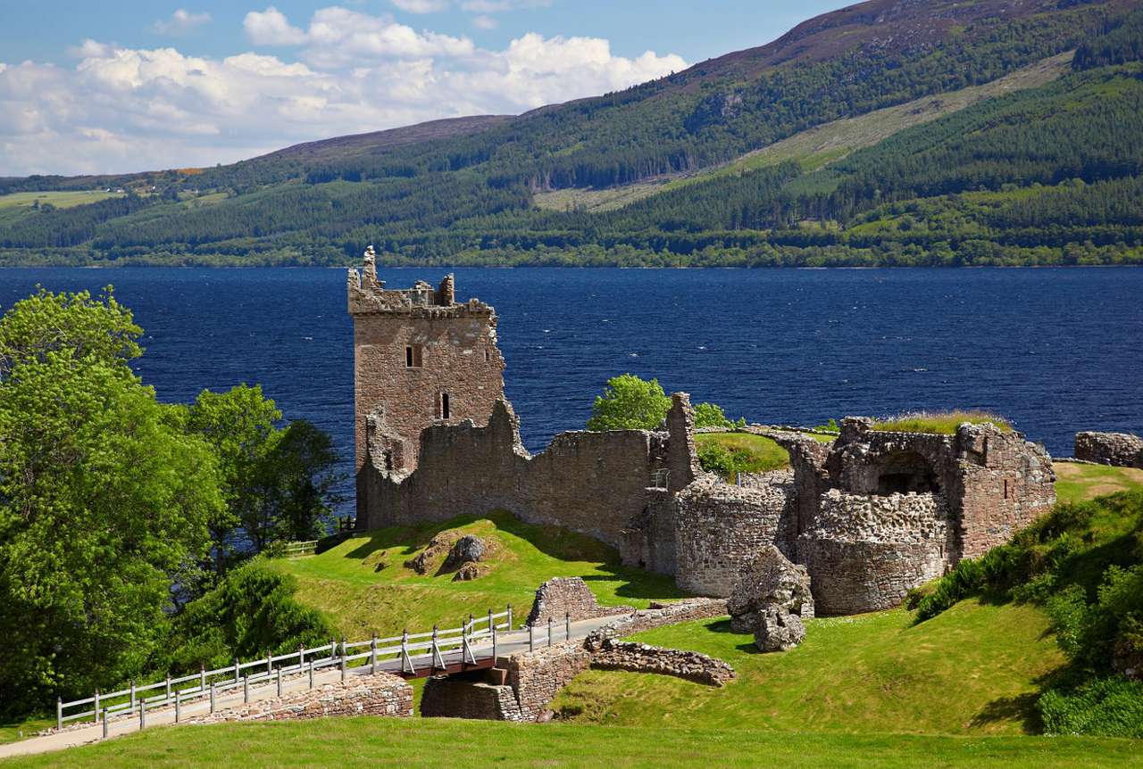 De ruïnes van Urquhart Castle op Loch Ness (Verenigd Koninkrijk) puzzel van foto
