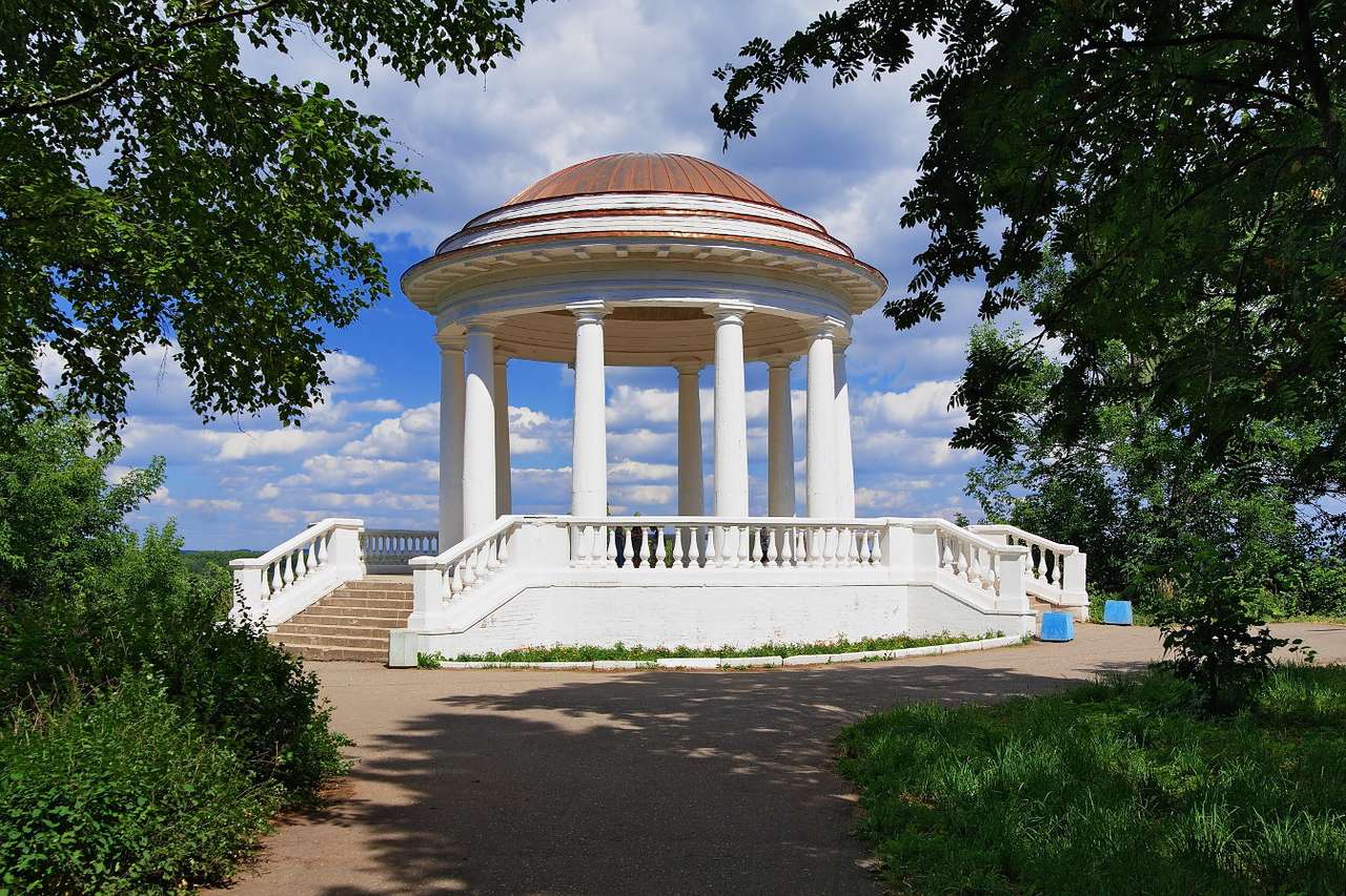 Η Ροτόντα σε ένα πάρκο στην πόλη Κιρόφ (Ρωσία) online παζλ