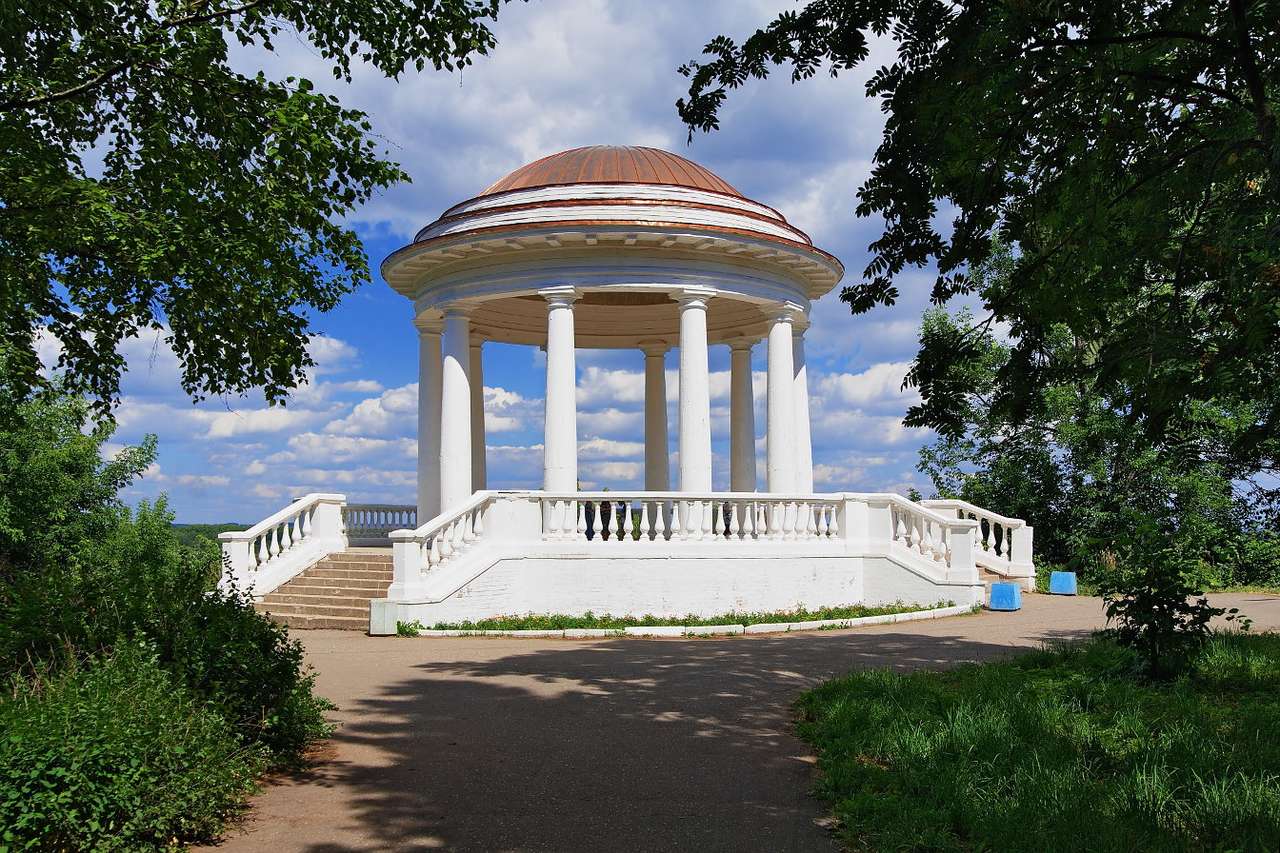 Rotunda într-un parc din orașul Kirov (Rusia) puzzle online