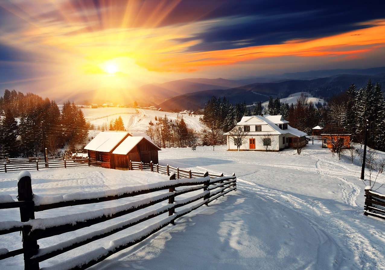 Západ slunce nad horskou vesnicí pokrytou sněhem puzzle online z fotografie