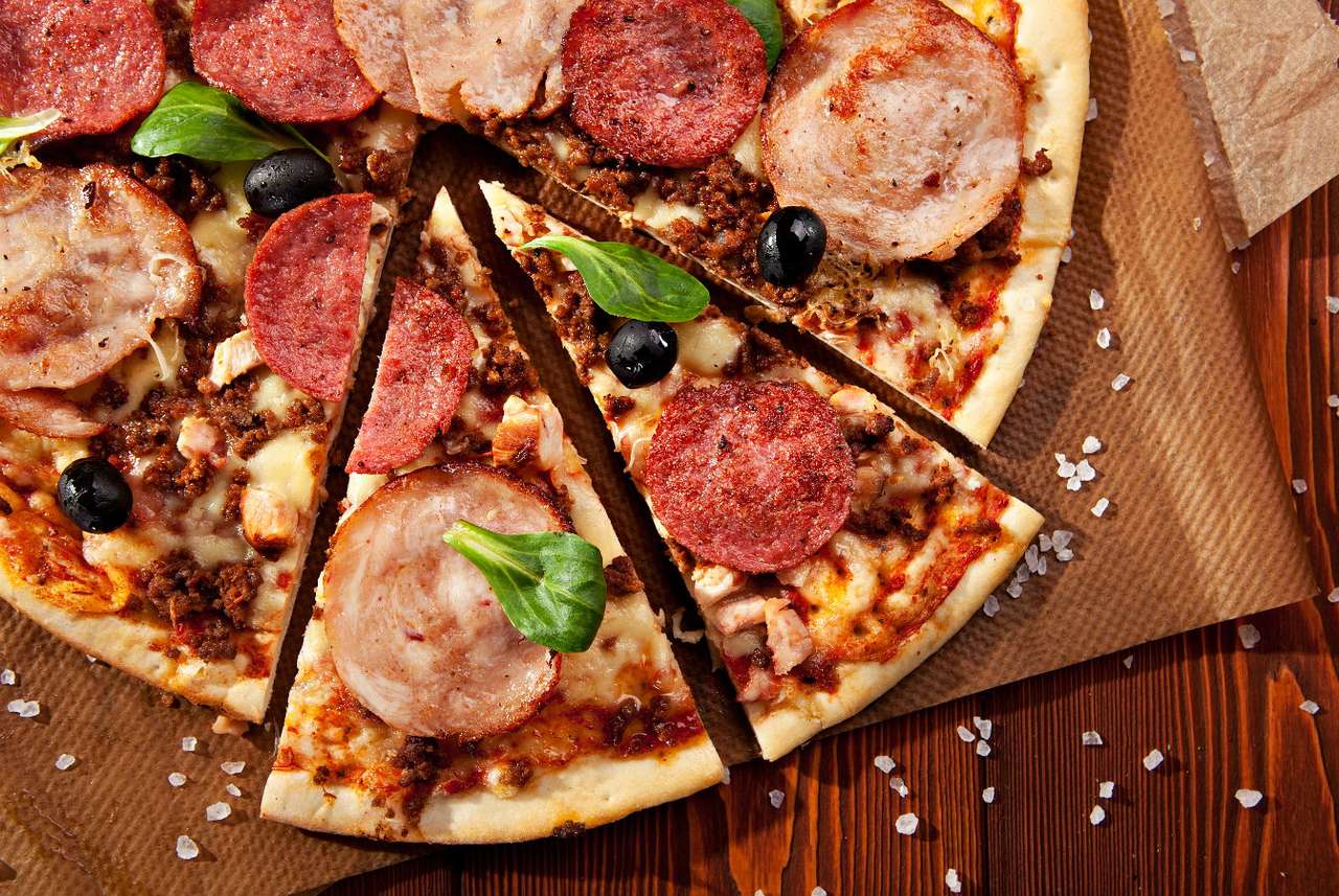 Pizza se šunkou a olivami online puzzle