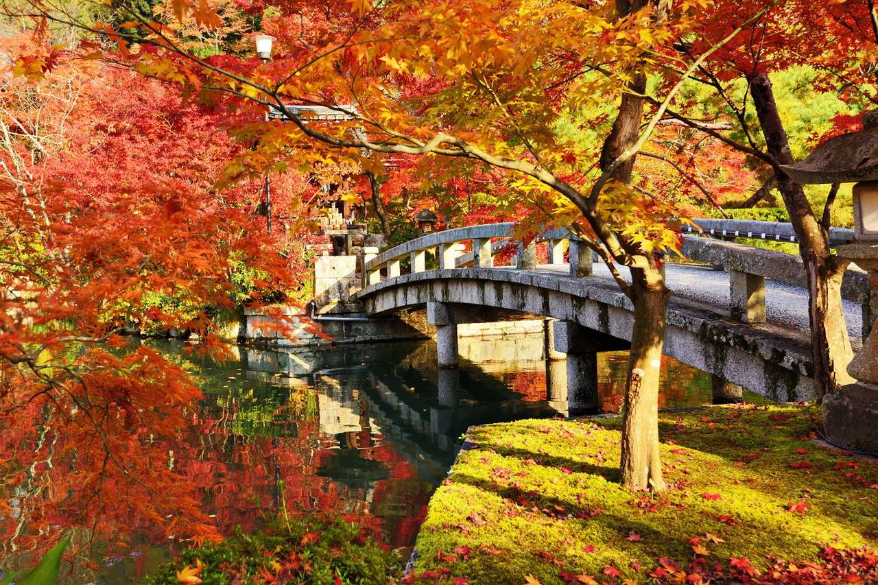 Podul din incinta unui templu din Kyoto (Japonia) puzzle