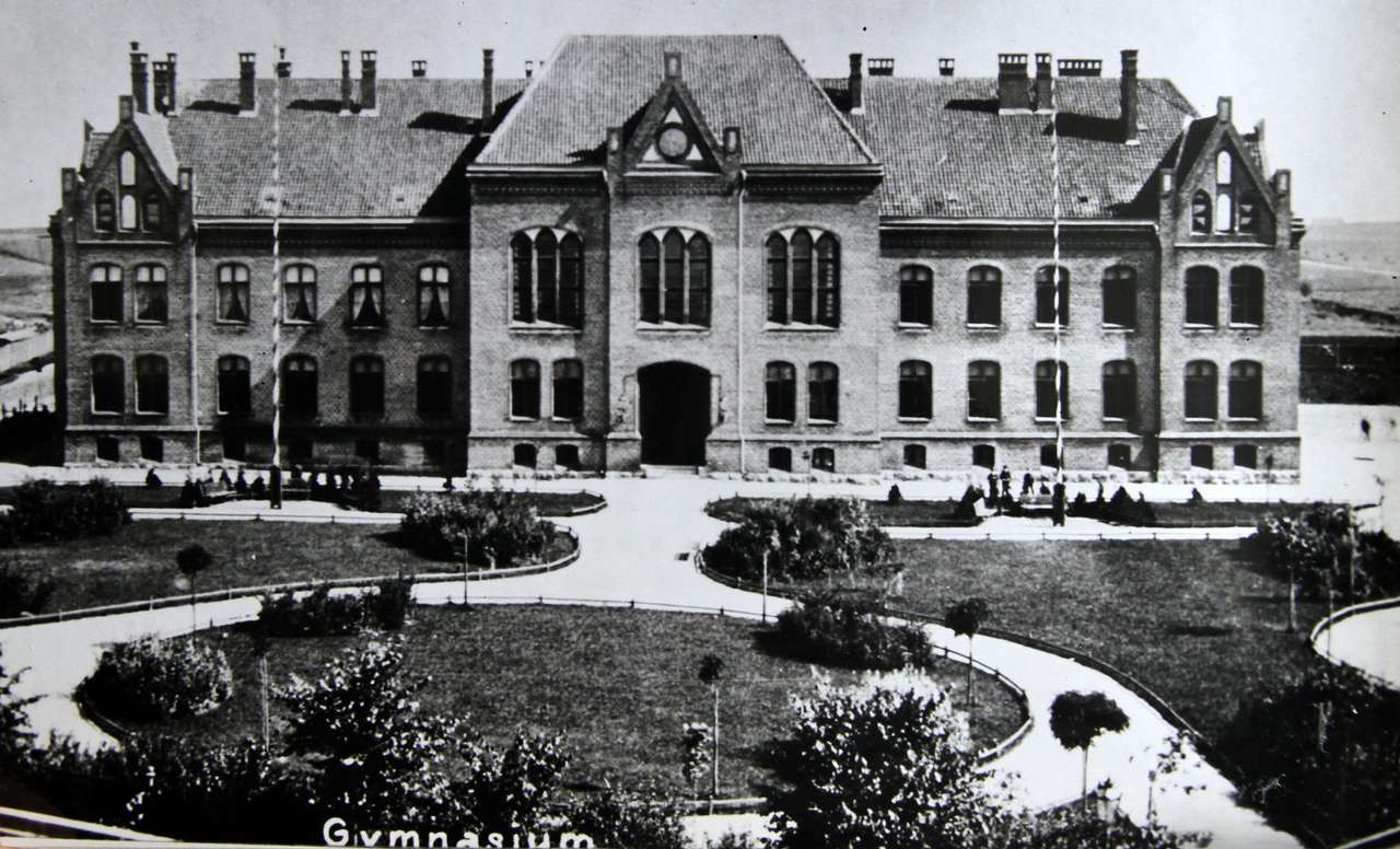Ancien gymnase à Olsztyn puzzle en ligne à partir d'une photo