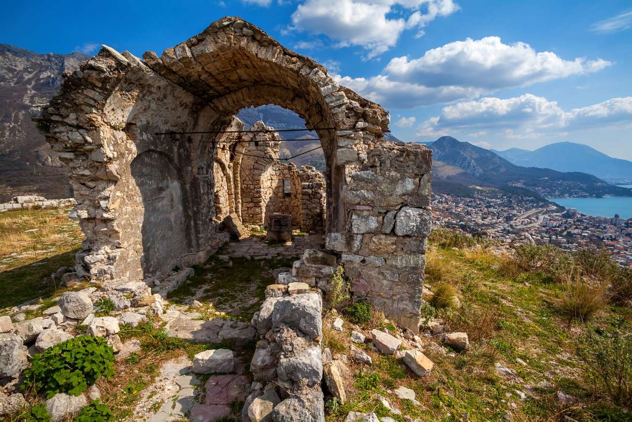Fästningens ruiner i Stari Bar (Montenegro) Pussel online