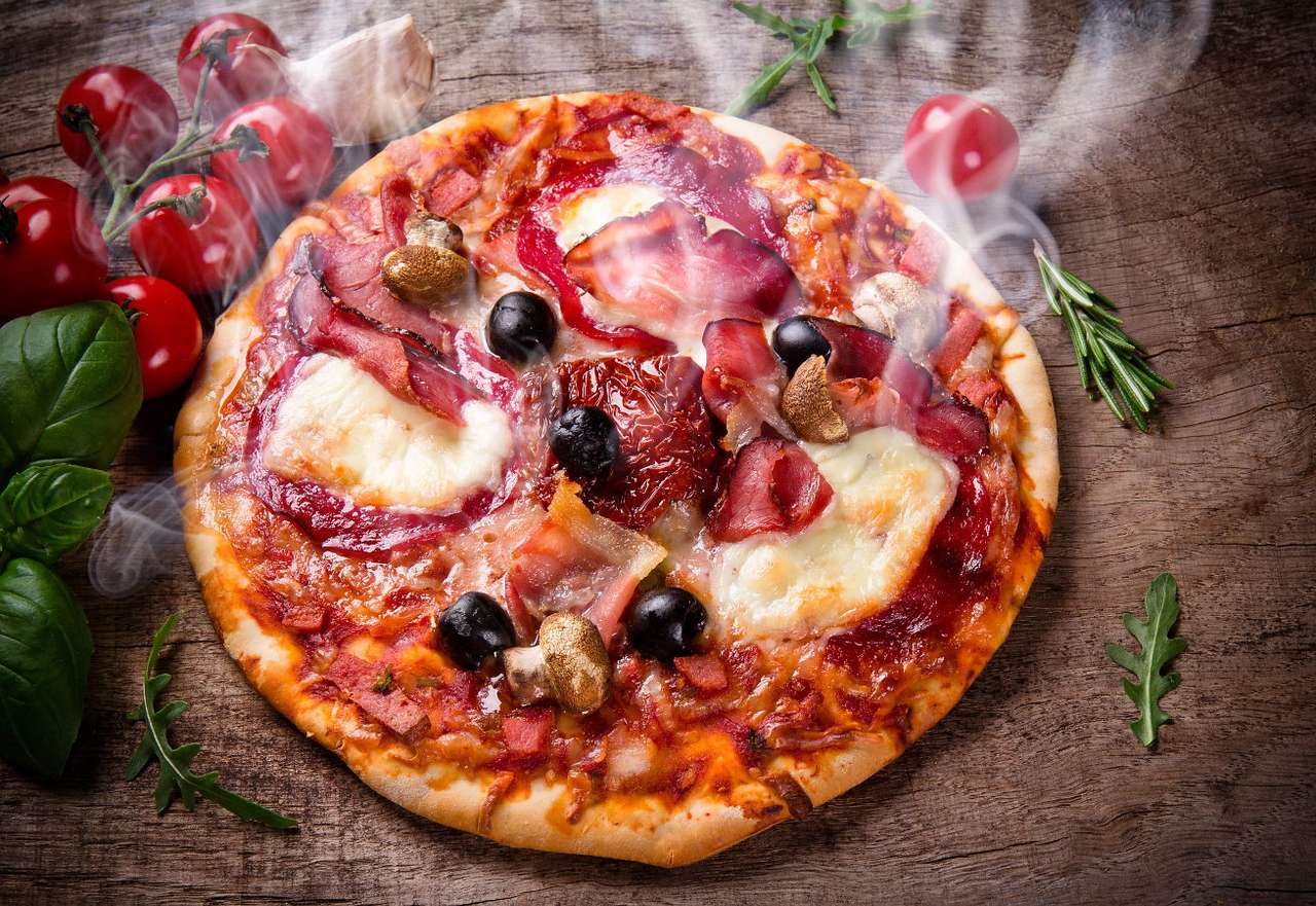 Heiße Pizza auf einem Holztisch Online-Puzzle vom Foto