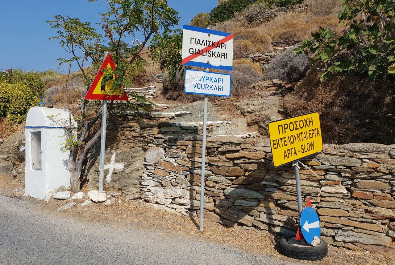 Skyltar längs vägen på ön Kea (Grekland) pussel online från foto