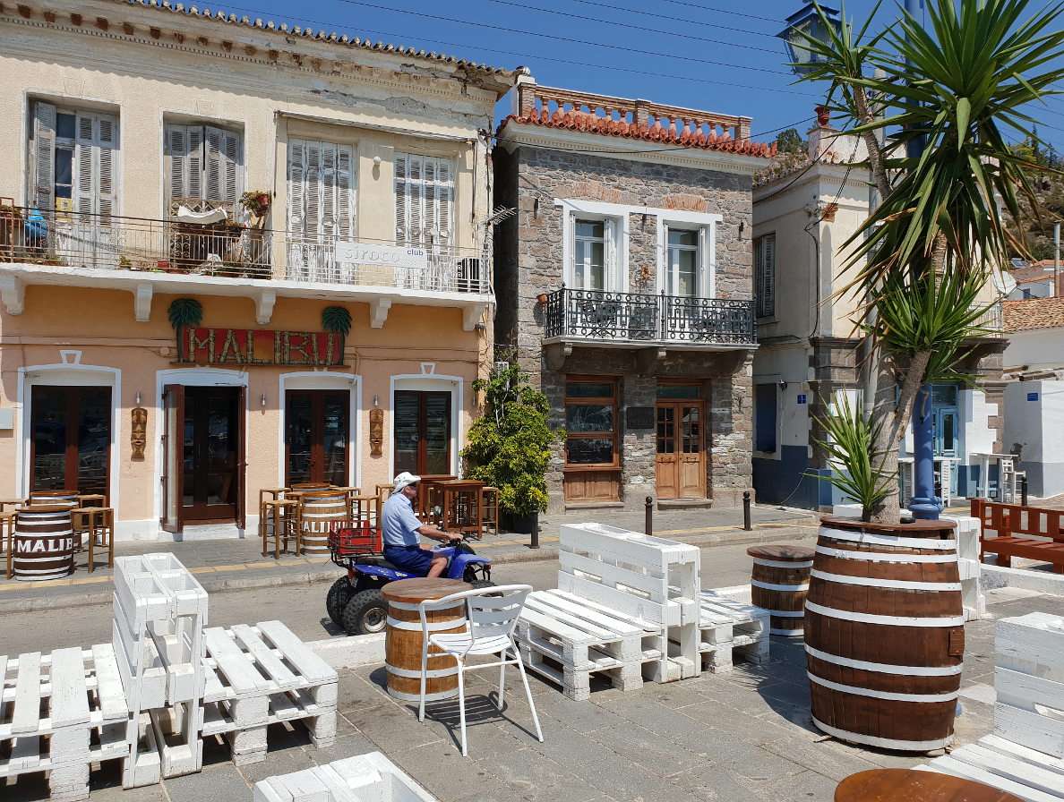 Rua à beira-mar em Poros (Grécia) puzzle online a partir de fotografia