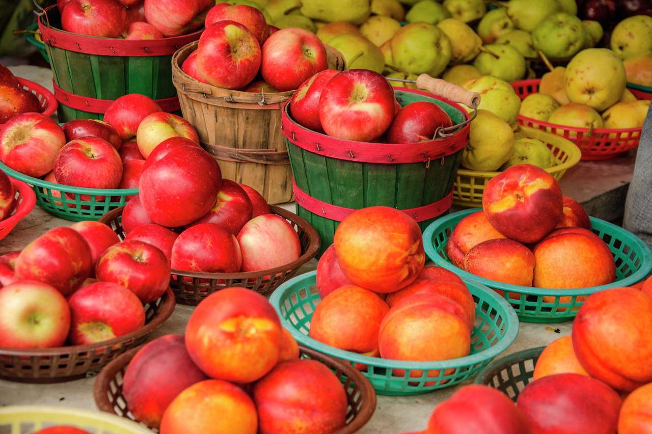Coloridas cestas llenas de manzanas, peras y melocotones rompecabezas en línea