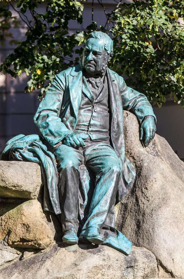 Staty av Adalbert Stifter i Linz (Österrike) pussel online från foto