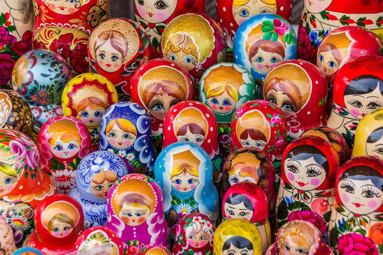 Étal avec des poupées matriochka à Trakai (Lituanie) puzzle en ligne à partir d'une photo