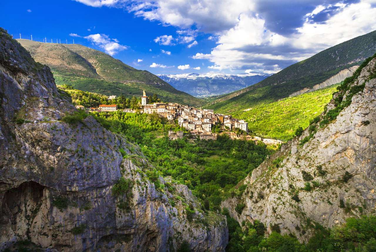 Aldeia de montanha em Abruzzo (Itália) puzzle online a partir de fotografia