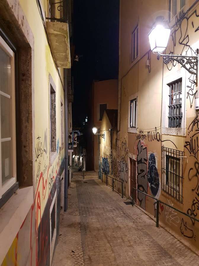 Rue latérale dans le quartier du Bairro Alto (Portugal) puzzle en ligne