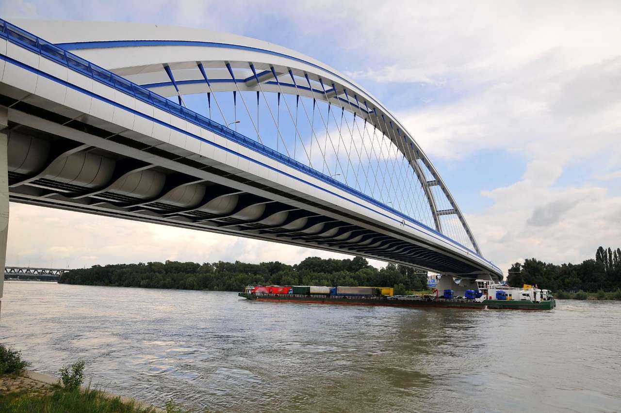 Γέφυρα Απόλλωνα στη Μπρατισλάβα (Σλοβακία) παζλ online από φωτογραφία
