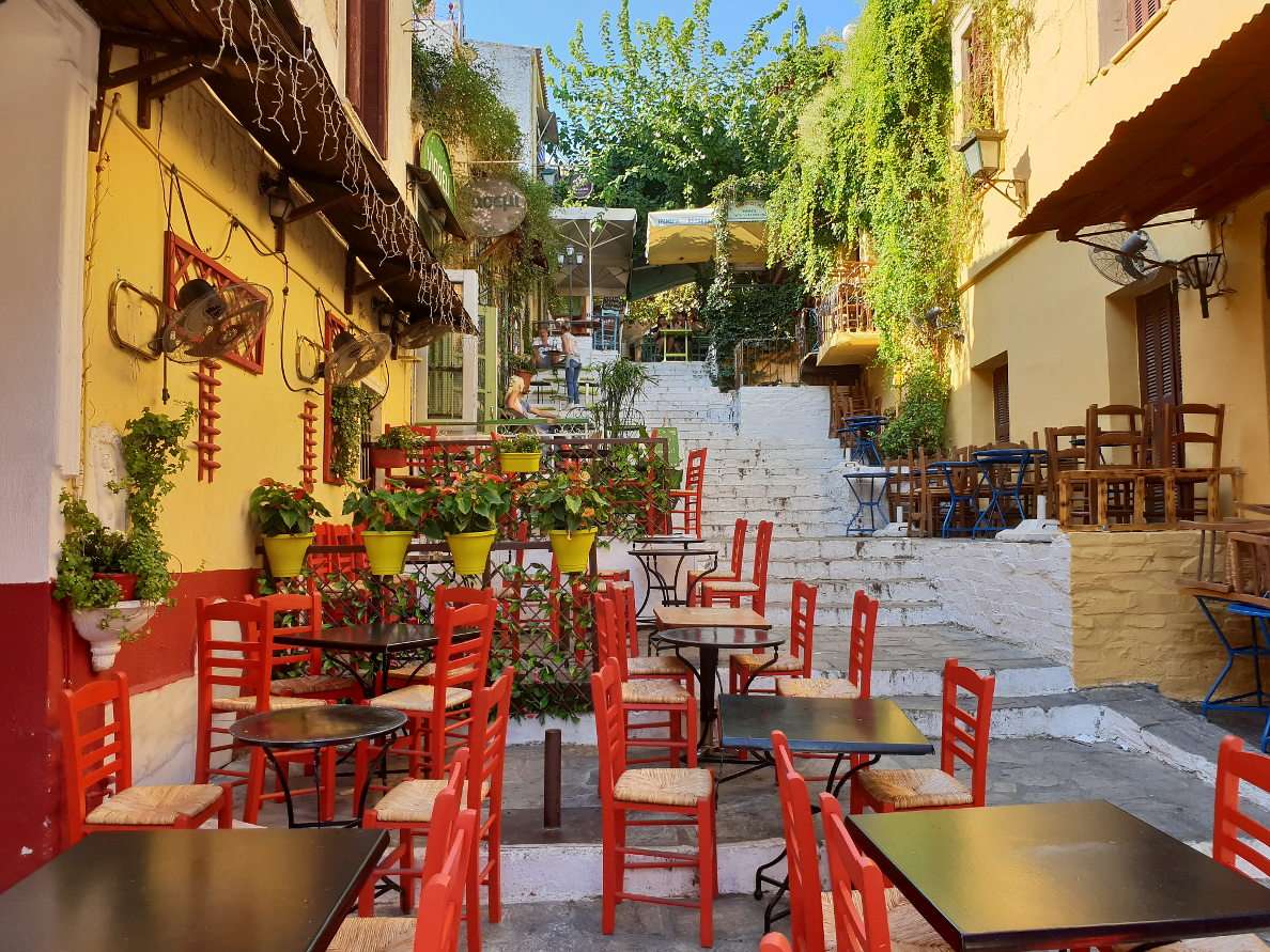 Escaleras de piedra en el distrito ateniense de Plaka (Grecia) puzzle online a partir de foto