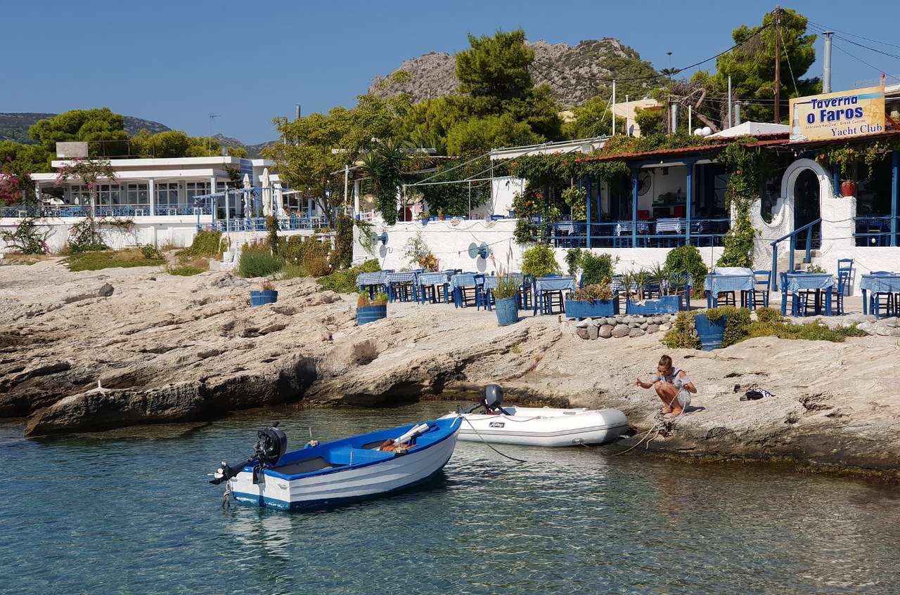Taverne à Agia Marina sur l'île d'Égine (Grèce) puzzle en ligne à partir d'une photo