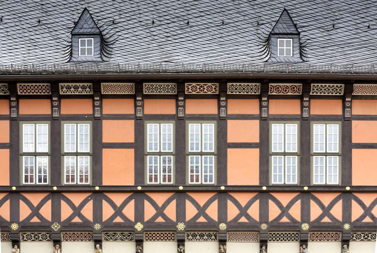 Muur van het stadhuis in Wernigerode (Duitsland) online puzzel