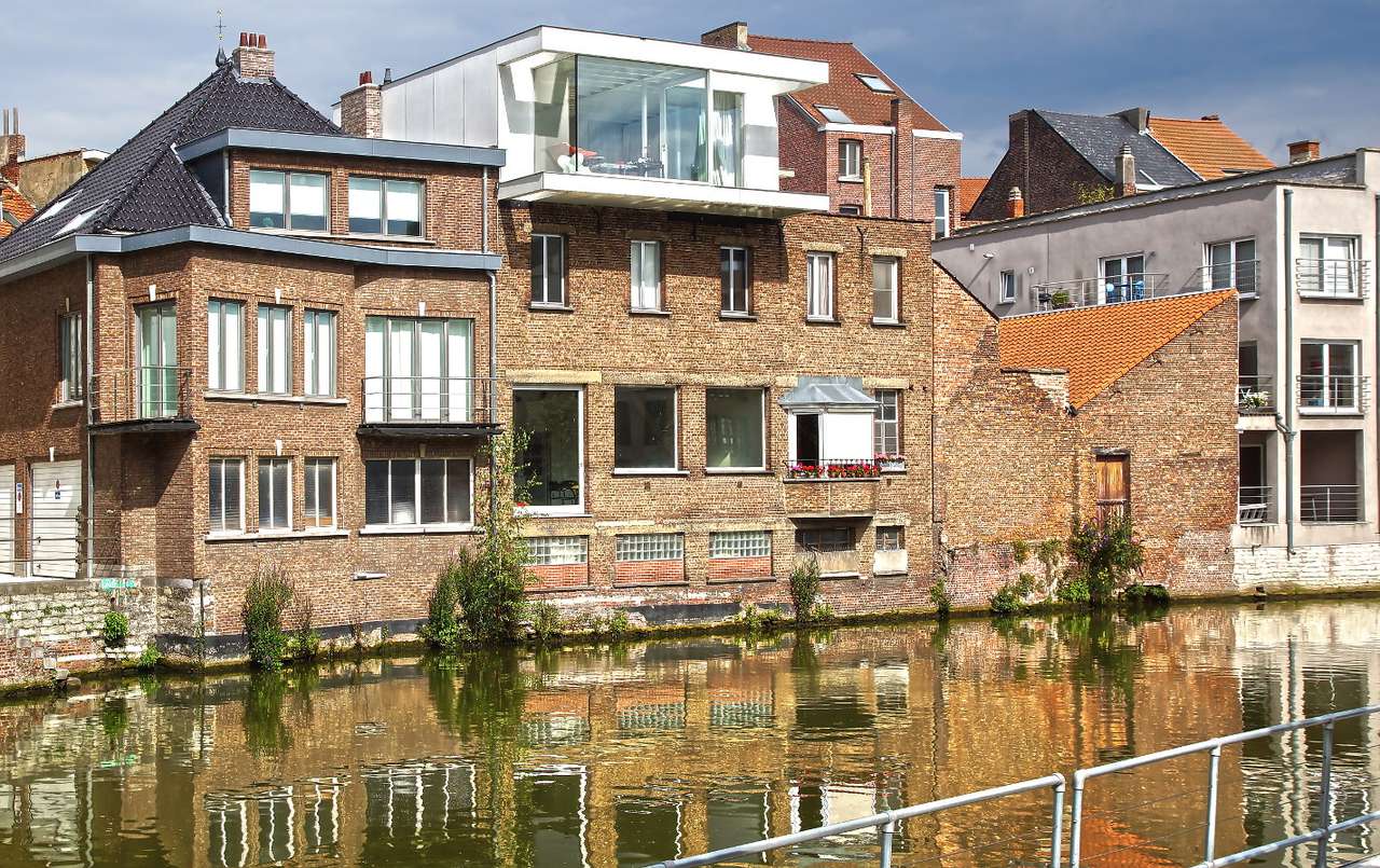 Maisons le long du canal à Malines (Belgique) puzzle en ligne à partir d'une photo