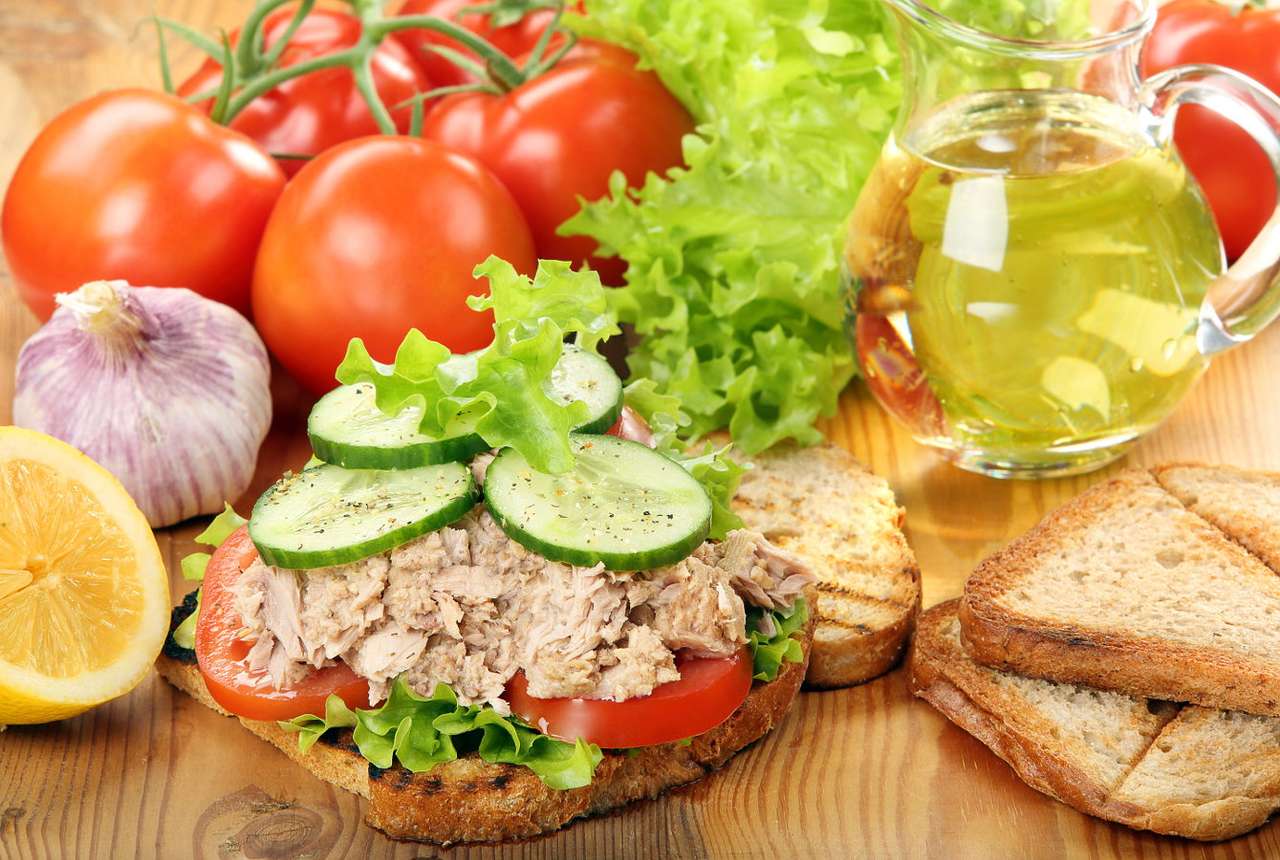 Sandwich with tuna and fresh vegetables online puzzle