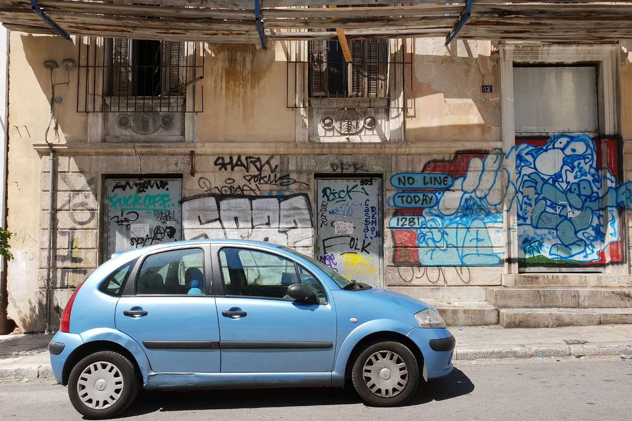 Rue latérale dans le quartier de Psiri à Athènes (Grèce) puzzle en ligne