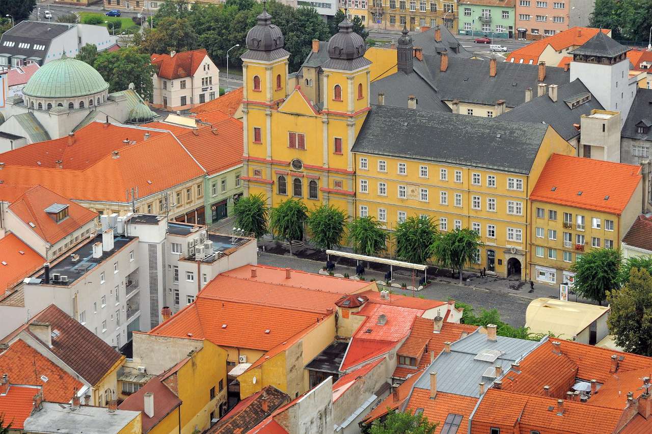 Vedere a pieței principale din Trenčín (Slovacia) puzzle online din fotografie