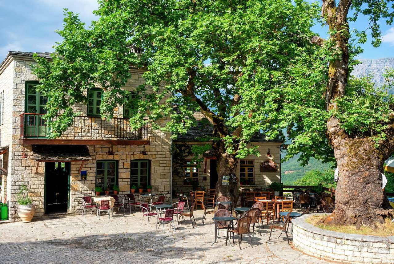 Pub na aldeia de Vitsa (Grécia) puzzle online