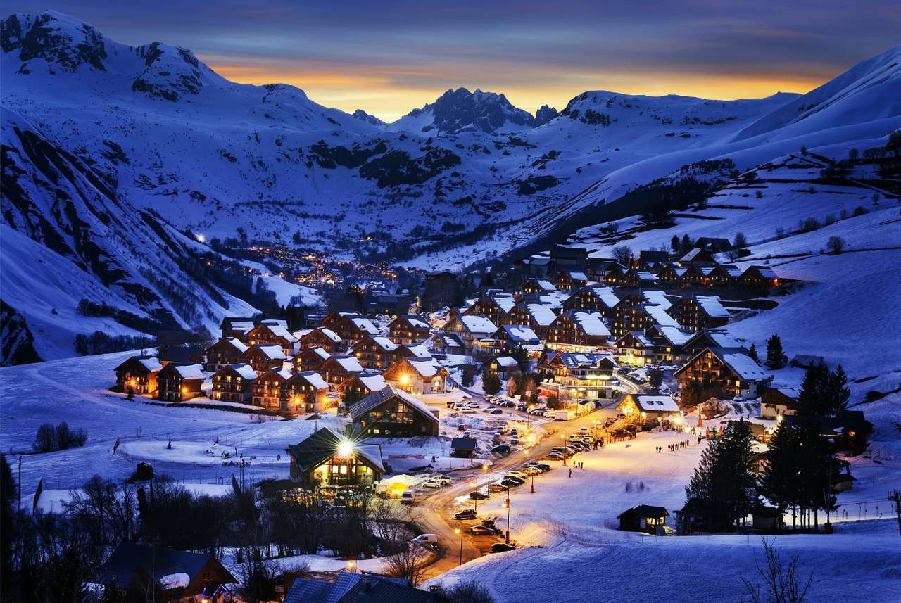 Estância de esqui em Saint Jean d'Arves à noite (França) puzzle online