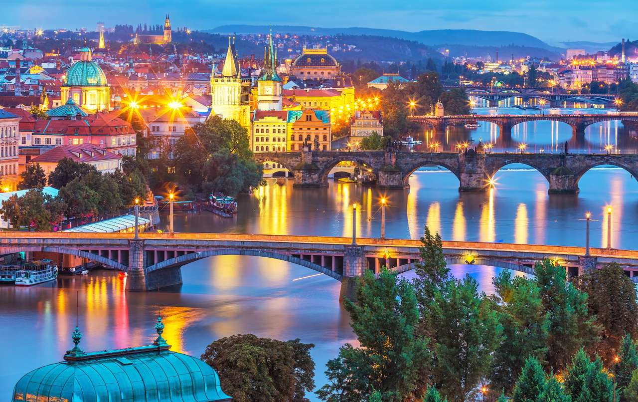 Avondpanorama van Praag op de rivier de Moldau (Tsjechië) puzzel online van foto