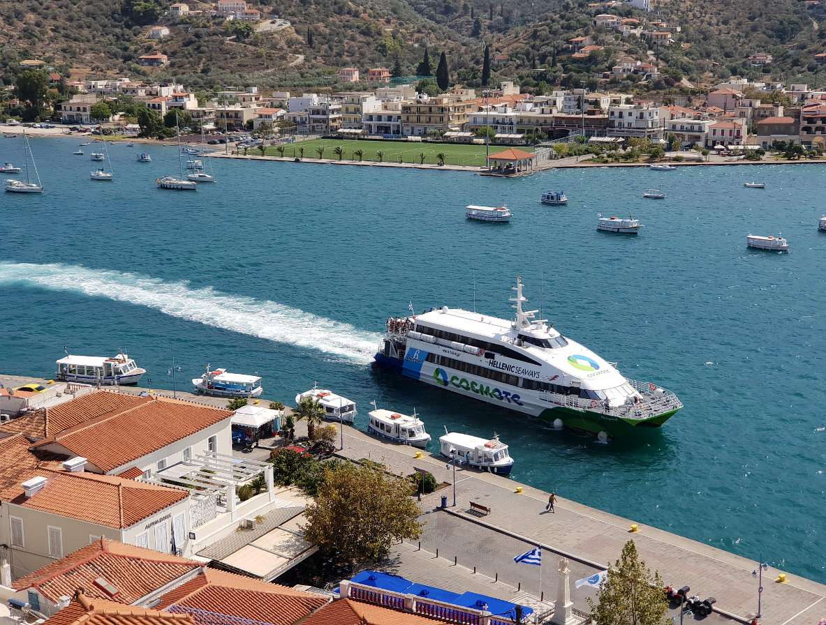 Amarrage du ferry le long du quai de Poros (Grèce) puzzle à partir d'une photo
