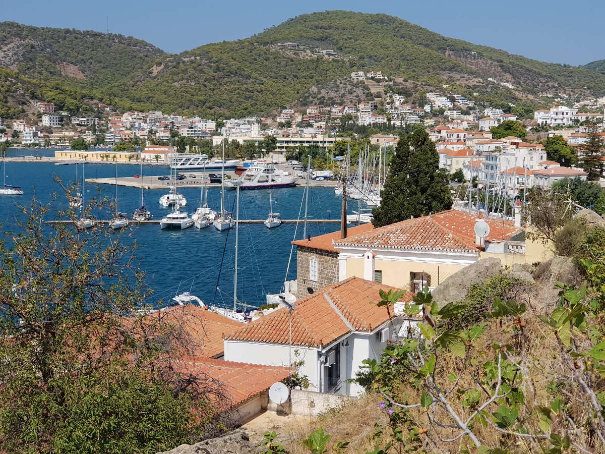 Marina in Poros (Greece) online puzzle