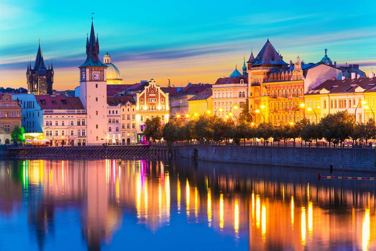 Gamla stan i Prag vid floden Vltava (Tjeckien) pussel online från foto