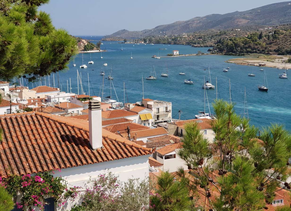 Uitzicht op de zeestraat gezien vanaf de heuvel in Poros (Griekenland) online puzzel